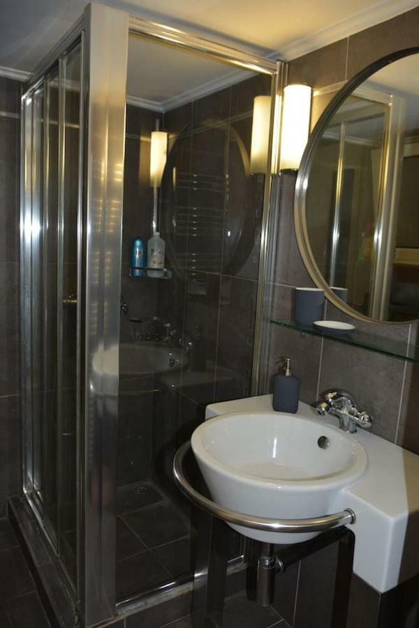 Modern Apartment, 5΄ Walk From Central Metro Station Athene Buitenkant foto